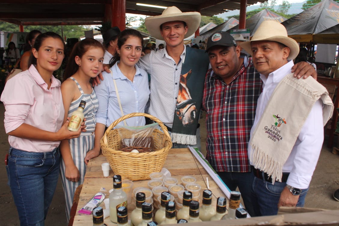 Grupo de expositores con el alcalde de La Plata